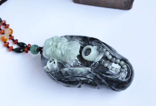 翡翠立体雕挂件图片翡翠白菜把件价格决定因素是什么？行家带你一一了解！   第1张