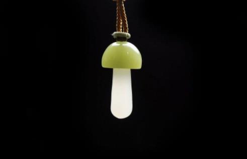 翡翠玉镯子带后颜色变深怎么回事我们该如何准确看出和田玉的价值呢？影响和田玉价值的因素有几点？  第5张