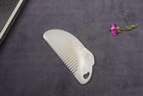 翡翠玉镯子带后颜色变深怎么回事我们该如何准确看出和田玉的价值呢？影响和田玉价值的因素有几点？  第2张