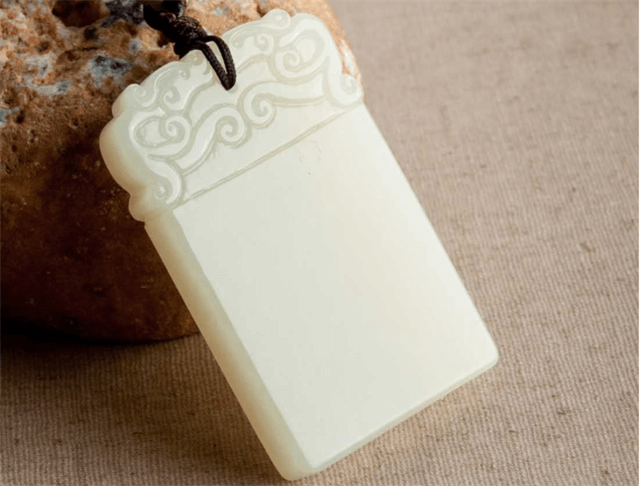 和田玉无事牌需要盘玩吗？正确盘玩的姿势是怎样的？   第1张