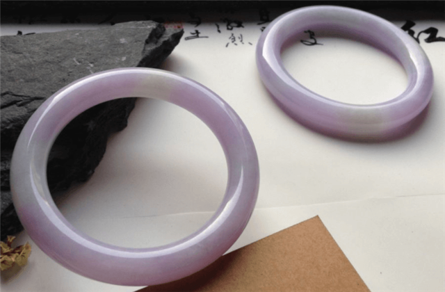 翡翠手镯可以戴在右手吗？比起佩戴位置，手镯大小更重要   第2张