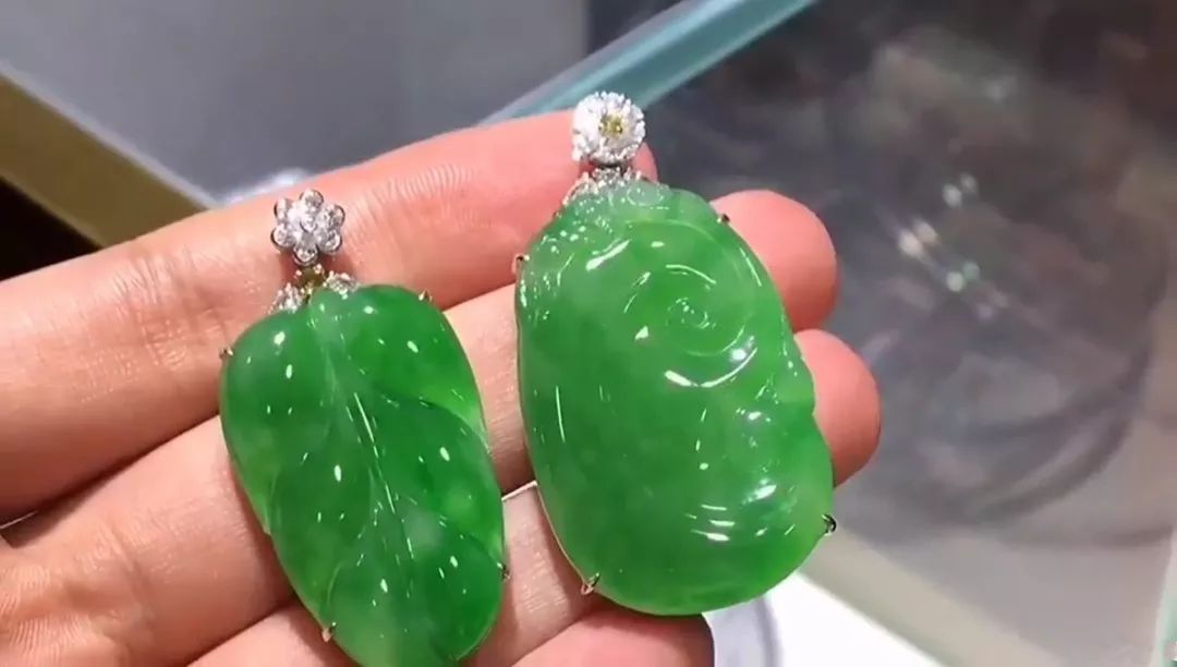 豆绿种翡翠手镯翡翠鉴赏：高冰、色辣！   第4张