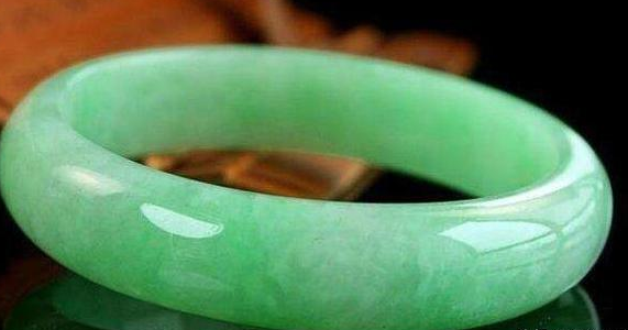 玉器店的小秘密！为什么玉石柜台里要放一杯水？究竟有什么作用？   第3张