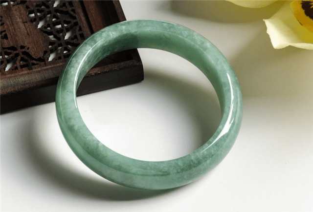 翡翠手镯可以戴在右手吗？比起佩戴位置，手镯大小更重要   第3张