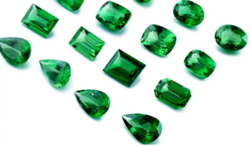 翡翠真假鉴别方法紫光灯图片“叫板”祖母绿的沙佛莱石，是什么决定它的价值？  第3张