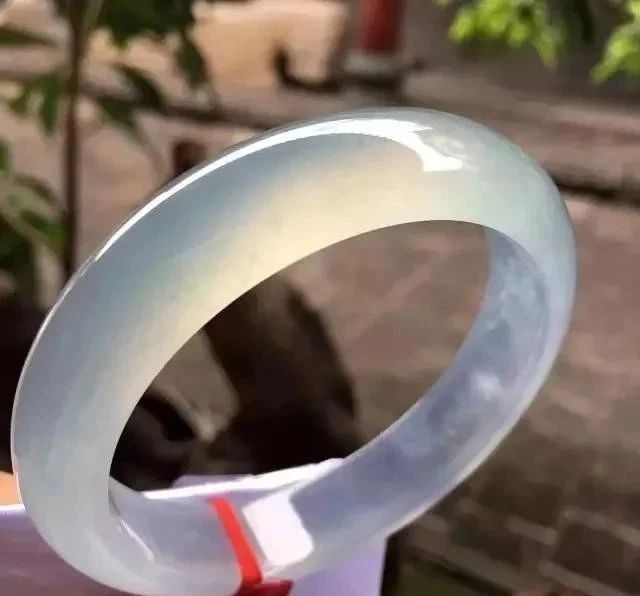 上万的翡翠手镯是什么样的翡翠手镯十年后的价值又将如何呢？  第5张