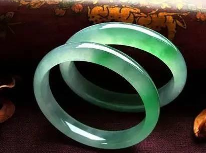 翡翠原石怎么好销售翡翠“手镯王”惊现苏富比拍卖会，估价一个亿   第2张