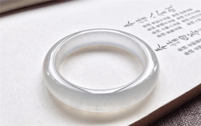 在网上买翡翠靠谱吗白色的冰种翡翠手镯多吗？价格会不会很高？   第3张