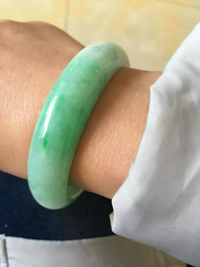 网友花重金买翡翠原石，交易不到五分钟毫不犹豫的就一刀切开！ (图文)   第5张