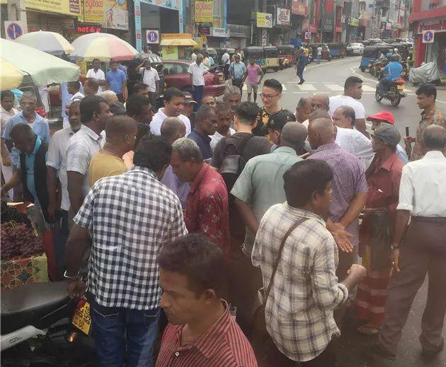 翡翠手串可以戴吗奇怪了！外国宝石交易市场这么多跑街的中介？  第1张