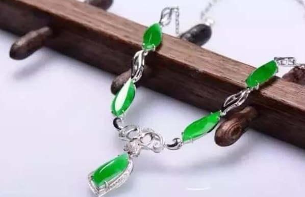 一千块钱翡翠手镯看脸型买什么样的翡翠搭配   第6张