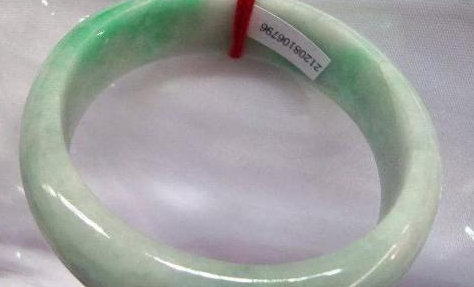 真玻璃种翡翠玉镯中国未来翡翠市场价格将呈现如何的变化？  第4张