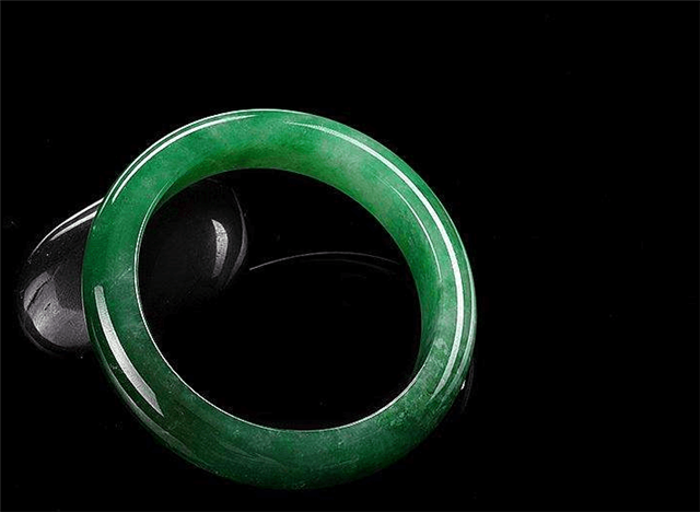 什么颜色的翡翠手镯最受欢迎？多色翡翠手镯好吗？   第2张