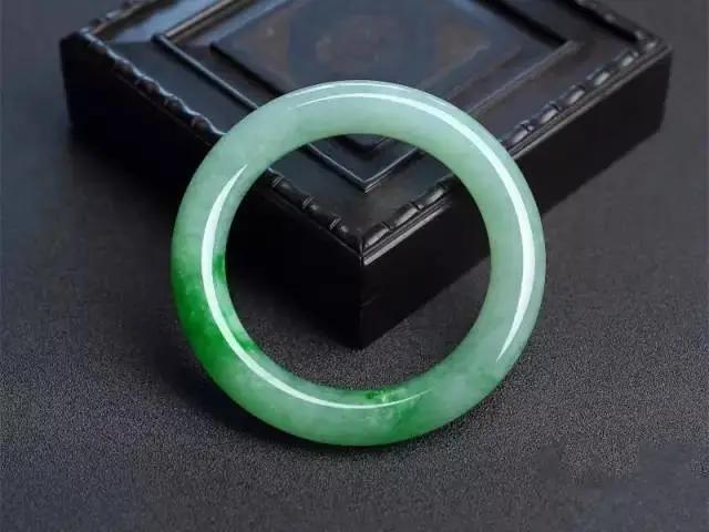 出口翡翠手镯价值2亿的翡翠手镯，听说是史上最贵？  第18张