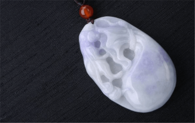 翡翠手镯涂油保养春带彩翡翠吊坠值钱吗？这篇文章告诉你！   第1张