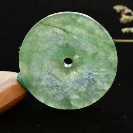 黑乌沙翡翠原石红锈斑斑特点几万，几十万的翡翠和几百万的，差别居然在这里！   第3张