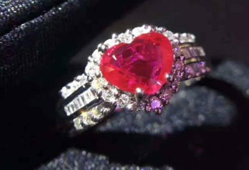 翡翠手镯上有冰纹红宝石的故事你听过吗？它的这些功效你知道吗？  第4张