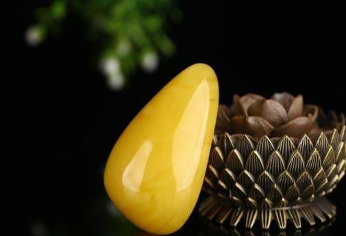 玉石鉴定费琥珀蜜蜡价格年年上升，它真的有这么高的收藏价值吗？  第3张