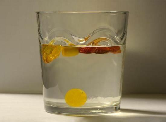 翡翠手镯横纹纵纹为什么人们愿意收藏琥珀？琥珀的真伪要如何鉴别？  第6张