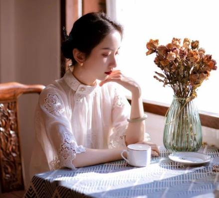 不带皮的翡翠原石这些最适合女人戴的几种玉，你有了吗？  第5张