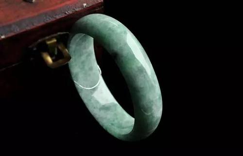 交易翡翠多少钱豆青翡翠手镯价值高吗？扒一扒大家喜欢豆种翡翠的原因！   第3张