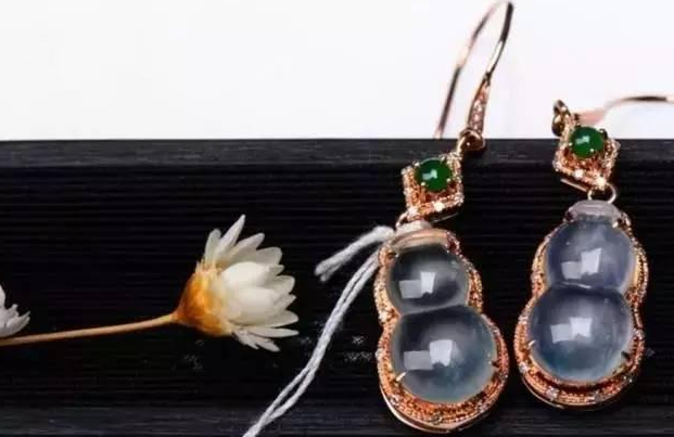 一千块钱翡翠手镯看脸型买什么样的翡翠搭配   第11张