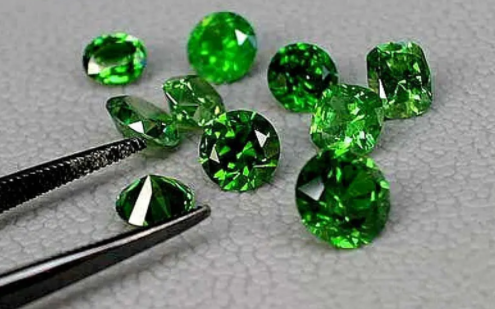 翡翠真假鉴别方法紫光灯图片“叫板”祖母绿的沙佛莱石，是什么决定它的价值？  第2张