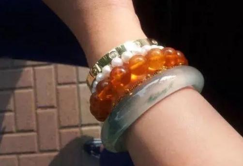 缅甸翡翠矿开采视频珠宝叠戴有禁忌，戴不对竟会毁珠宝？  第2张