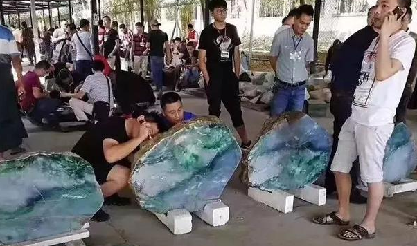 翡翠原石怎么好销售翡翠“手镯王”惊现苏富比拍卖会，估价一个亿   第11张