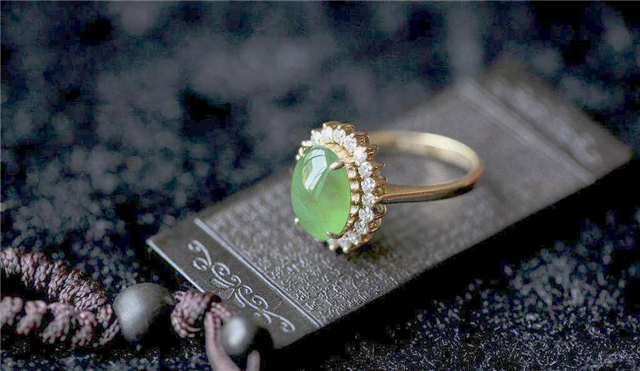 翡翠是不是有绿就贵呀？让我们一起来探讨一下！   第1张