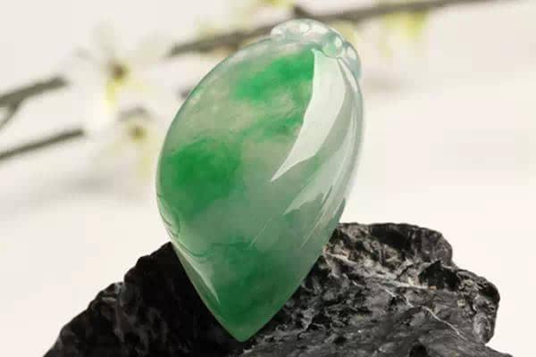 翡翠什么是冰糯种翡翠以及冰糯种翡翠价格 