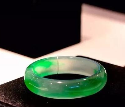 翡翠原石怎么好销售翡翠“手镯王”惊现苏富比拍卖会，估价一个亿   第8张