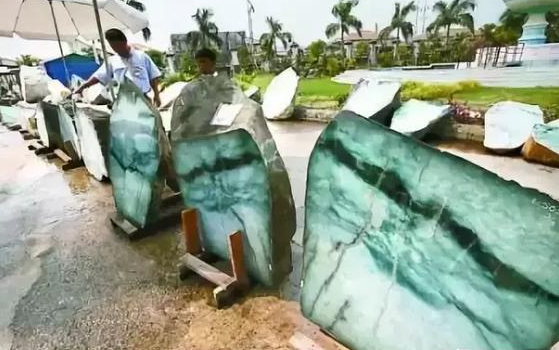 缅甸人抢矿，中国人抢料，今年的翡翠市场又会如何呢  第4张