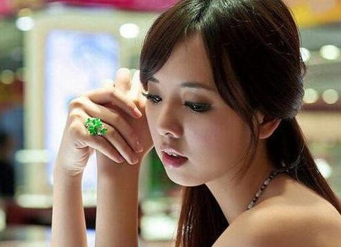 玉手镯价格翡翠戒面为啥这么火  第4张