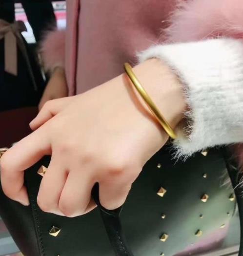 35加的女性选择珠宝不能随便，需要展现高级感，该选什么珠宝呢  第2张