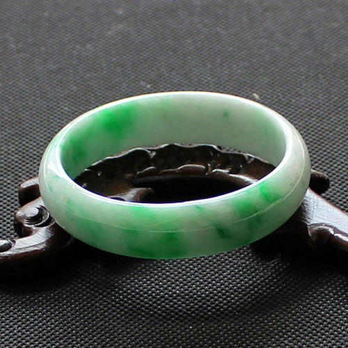 翡翠证书分类白底青翡翠手镯价格贵吗？选购它有什么要点要注意？   第3张