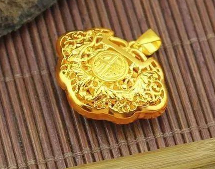 玻璃种翡翠造假“沙金首饰”何以能在珠宝市场“低开高走”？  第3张