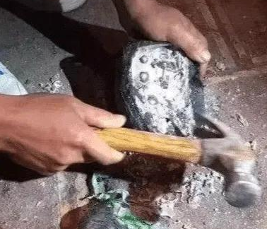 缅甸翡翠原石最大老板200万的翡翠原石切割导致刀片断裂，里面竟是钢珠螺丝钉   第5张