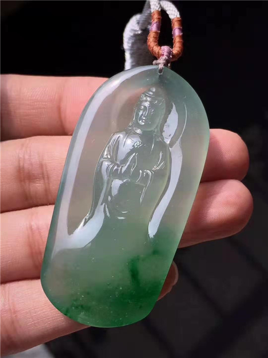 翡翠神佛类的雕刻，鉴赏需要注意些什么？   第2张