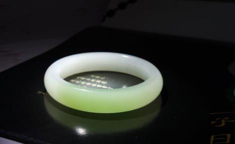 翡翠识别简单的方法收藏和田玉，成品还是原石价值高？  第1张