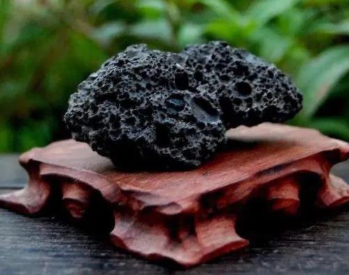 缅甸翡翠_赌石原石盘点哪些是黑色系水晶家族成员  第5张