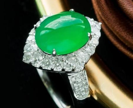 翡翠价格走势是否崩塌？2019翡翠市场行情  第1张