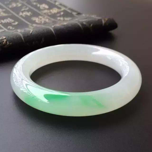 翡翠证书分类白底青翡翠手镯价格贵吗？选购它有什么要点要注意？   第2张