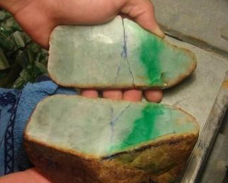 翡翠古董手镯的价格懂得了翡翠赌石的“十不信”，你还会傻傻的赌原石吗   第2张