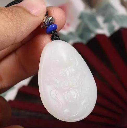 千足金镶翡翠吊坠价格水线是什么，水线对和田玉有影响吗？看看专家是怎么判断的！  第5张