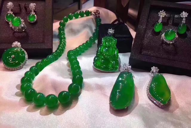 黑乌沙翡翠原石红锈斑斑特点几万，几十万的翡翠和几百万的，差别居然在这里！   第17张