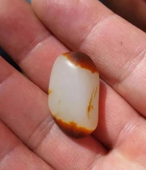 翡翠手镯越戴越棉红皮好遇，黑皮难寻！  第2张