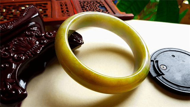 蓝水翡翠变种翡翠手镯戴在哪只手？和个人生活习惯有很大关系   第3张