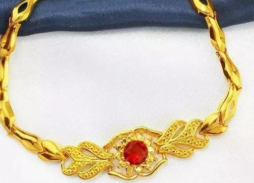 玻璃种翡翠造假“沙金首饰”何以能在珠宝市场“低开高走”？  第5张