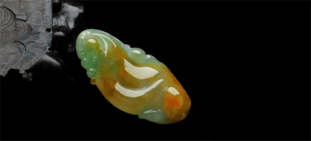 红翡值钱还是阳绿值钱？翡翠颜色对价格的影响有多大？   第1张